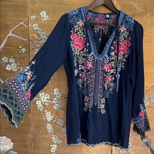 JOHNNY WAS Millie Embroidered Tunic Blouse in navy blue, floral embroidery. EUC